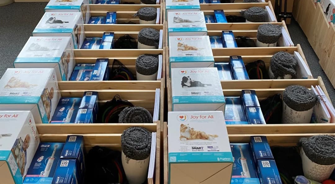 Stiftelsen överlämnar aktivitetslådor i gåva till Kronobergs län